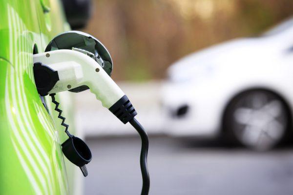 El Gobierno de Javier Milei elimina el registro de carga para autos eléctricos